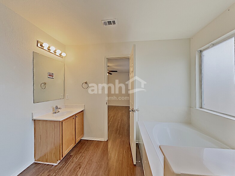 Building Photo - 9715 Woodland Pines