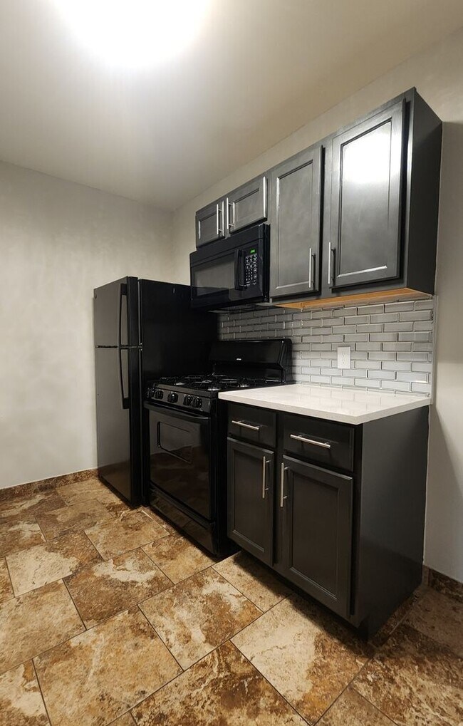 Building Photo - ***Dogtown***Beautiful Two Bedroom Available Soon!***In Unit Washer and Dryer