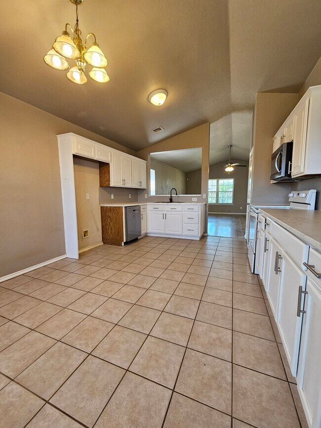 Building Photo - 2713 Edgemere Dr