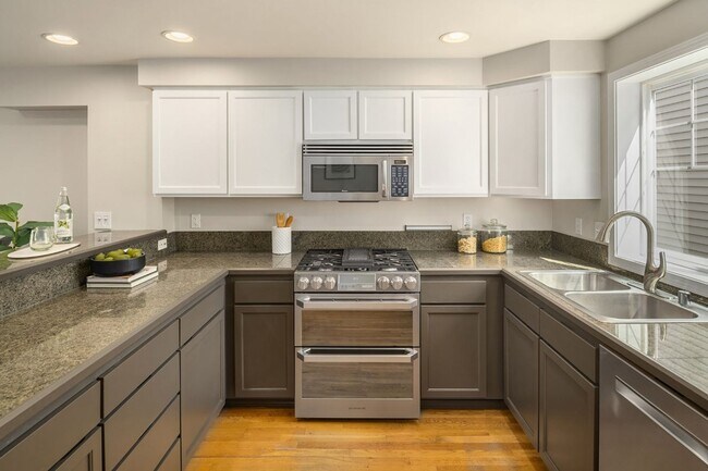 Building Photo - 3Bd/2.25Ba Seattle Townhouse