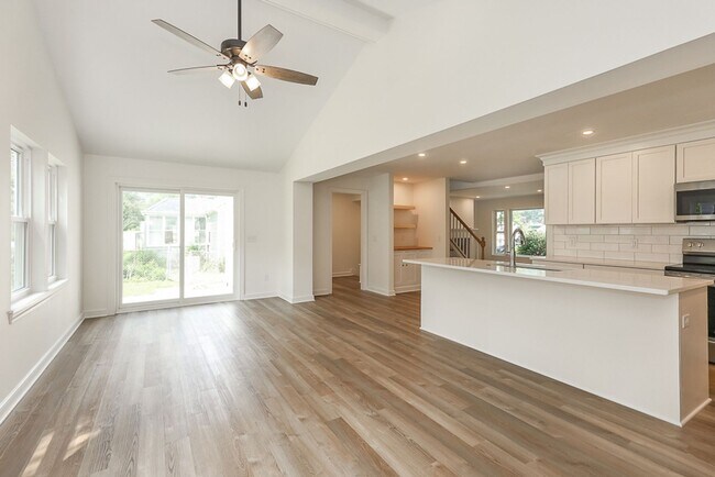 Building Photo - Four bedrooms/2.5 Baths Newly Remodeled Bay Village Home!