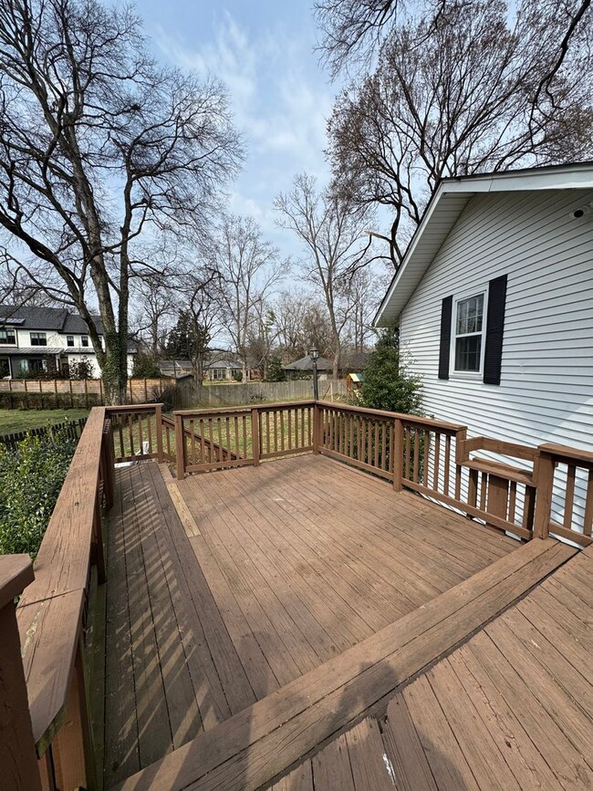 Building Photo - 2912 Woodlawn Dr