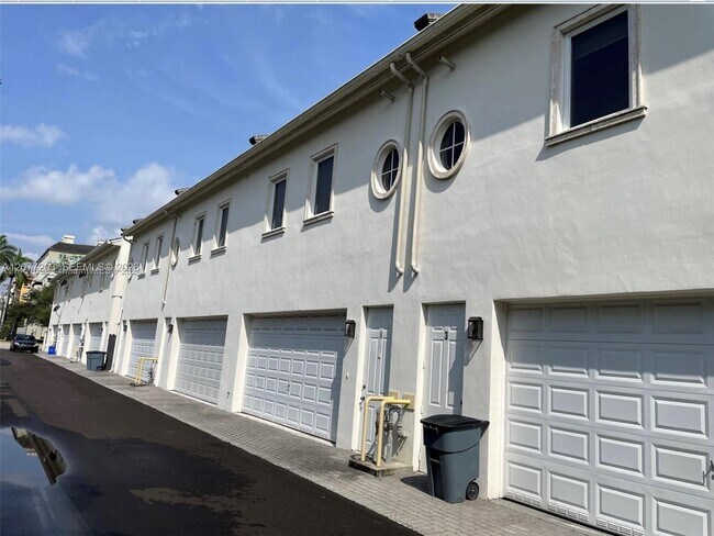 Building Photo - 530 Valencia Ave
