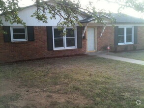 Building Photo - Large West Lubbock Home
