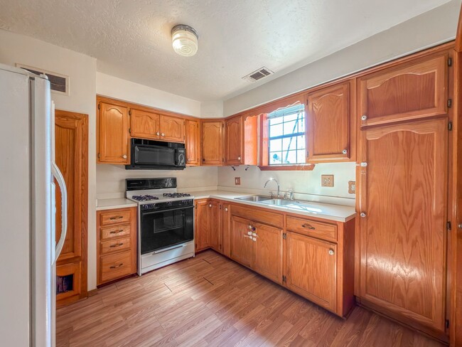 Building Photo - * Move-In Special * Charming Fort Smith Home - 2 Bed, 1 Bath (1150 sqft)