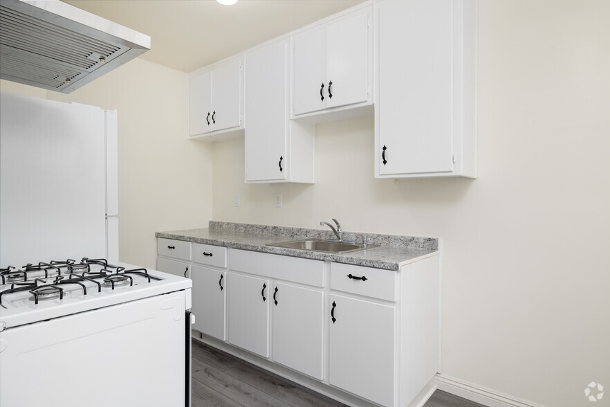 1BD, 1BA - 600SF - Kitchen - 549 S Mathews St