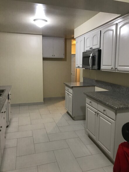 Building Photo - 11116 Doty Ave
