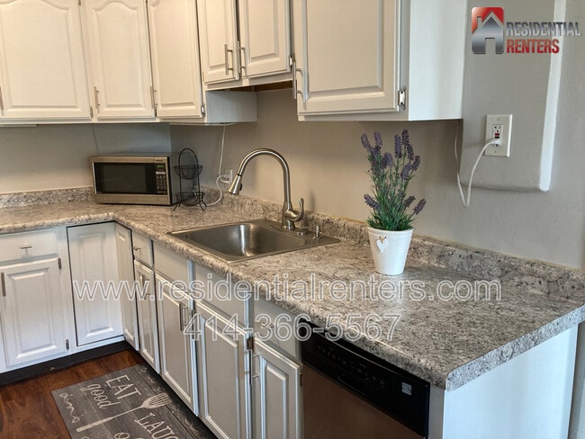 Building Photo - 1028 E Juneau Ave