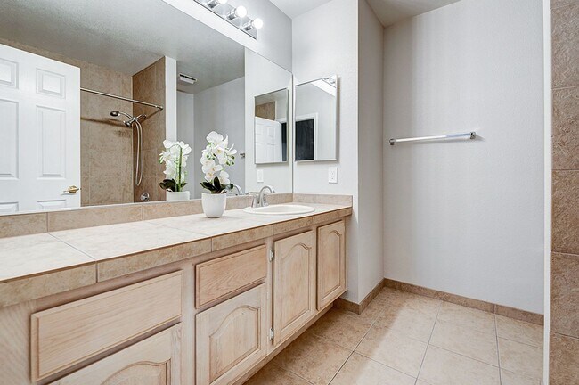 Building Photo - Gorgeous 2 Bedroom home in Desert Shores Racquet Club!