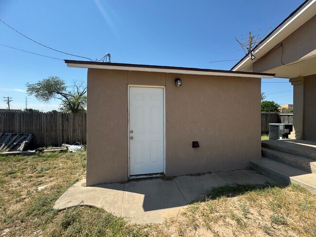 Building Photo - 1205 N Virginia Ave