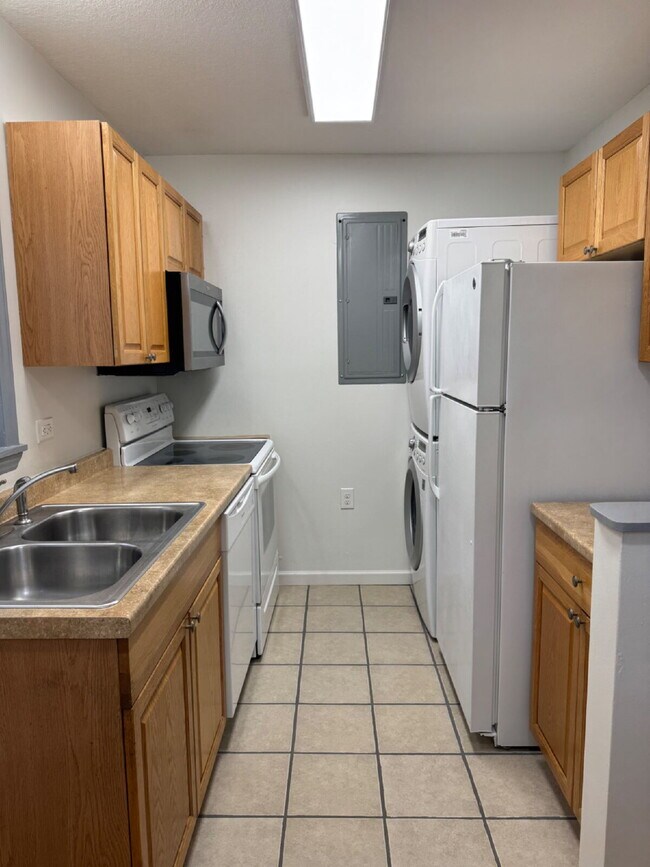 Building Photo - Fully renovated 2 bed/1 bath home with fenced front yard