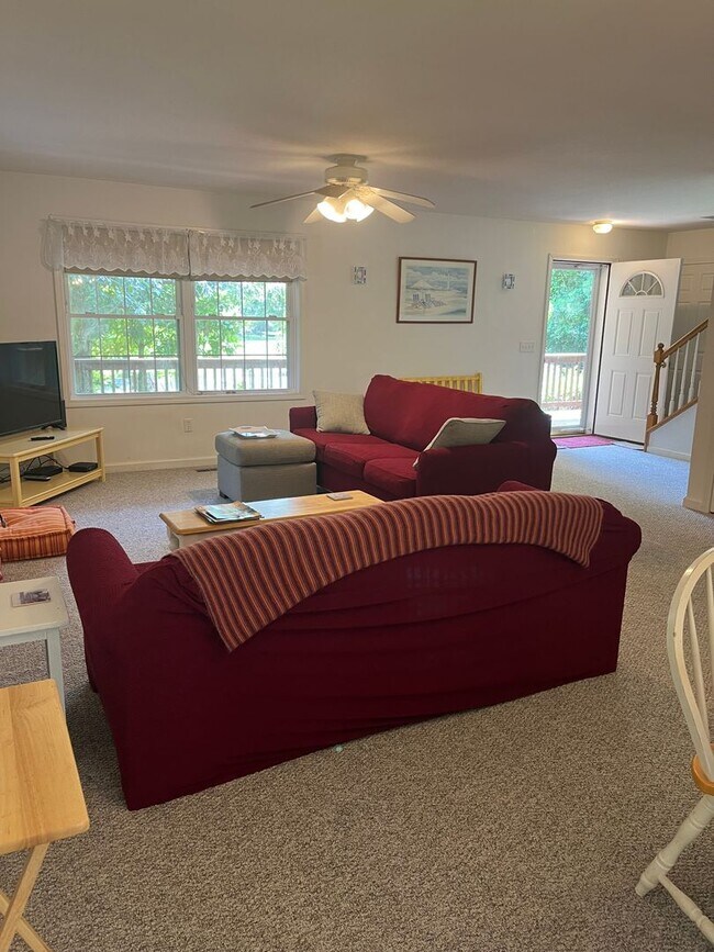 Building Photo - 3 Bedroom/2 Bathroom Furnished Rental Available through March 31, 2027
