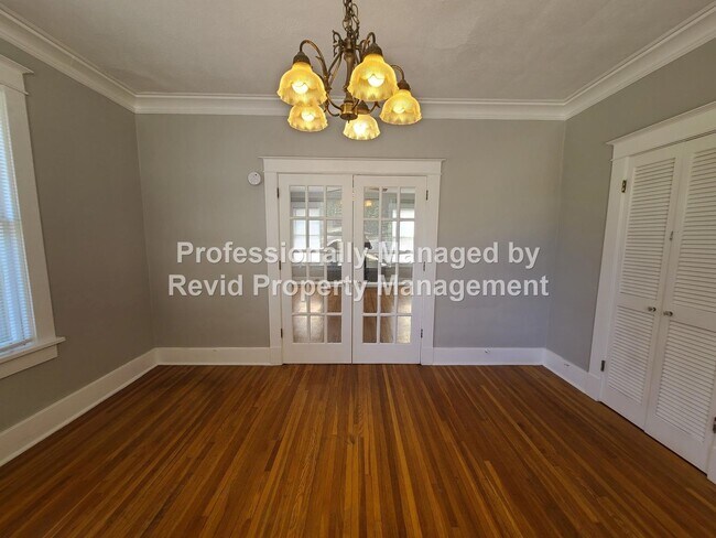 Building Photo - Large upstairs apartment in Midtown!