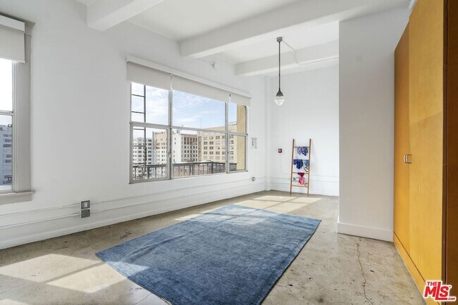 Building Photo - 814 S Spring St