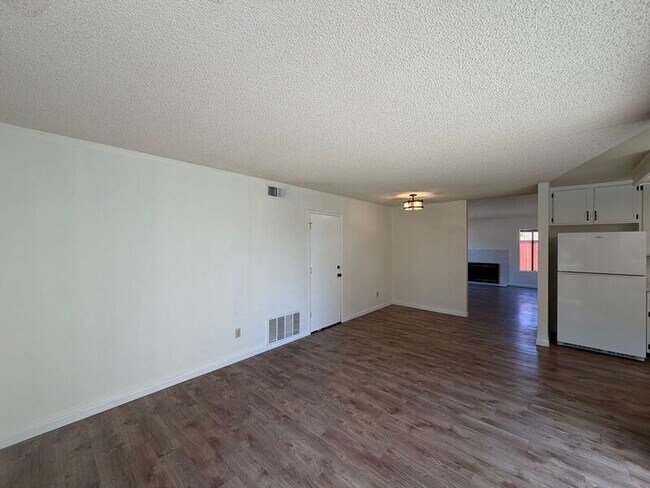 Building Photo - 720 Valley Crest Dr