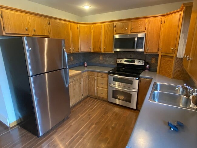 Building Photo - 3-Bedroom, 3-Full Bath Single Family Home with Amazing City Views