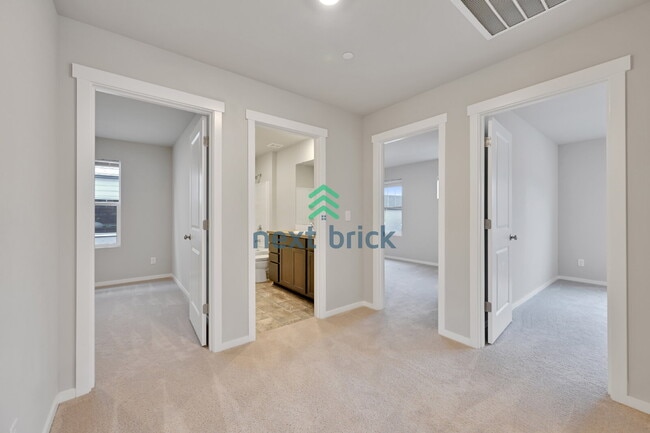 Building Photo - Modern 4-Bedroom Home in Rainier Ridge