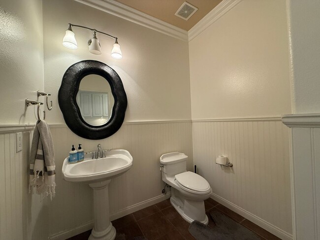 Building Photo - 3-Bedroom Single-Story Home with Smart Features & Remodeled Kitchen in Castaic!