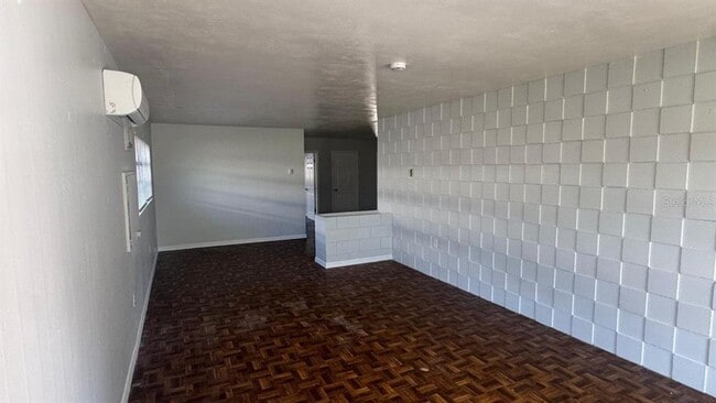 Building Photo - 147 Ave E SW