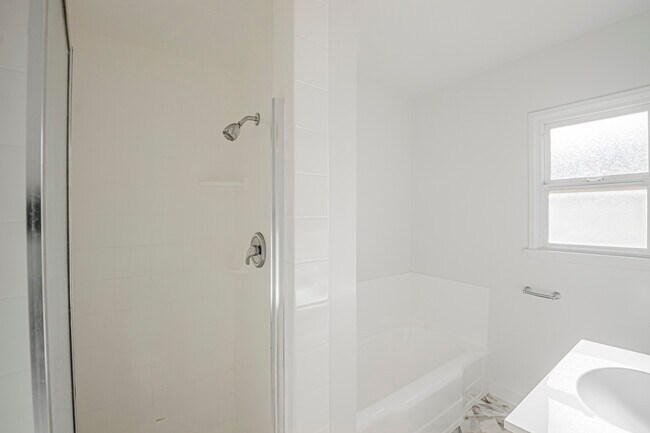 Building Photo - 5871.5 W 88th St