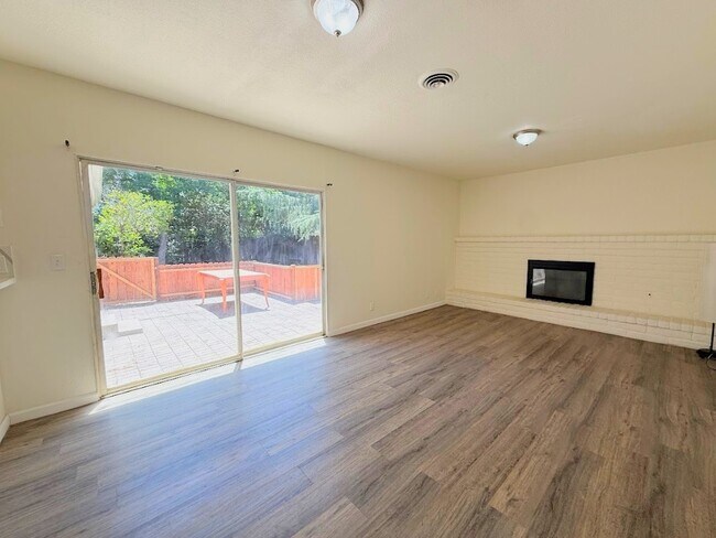 Building Photo - 2972 Bedford Dr