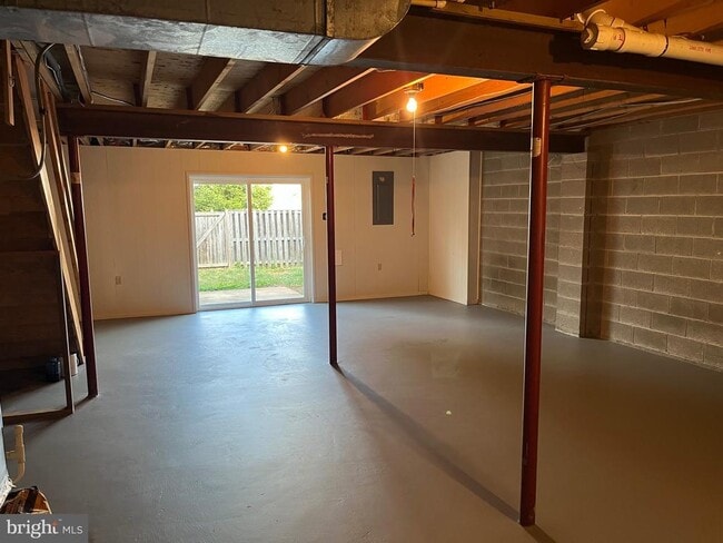Building Photo - 218 Meadows Ln NE