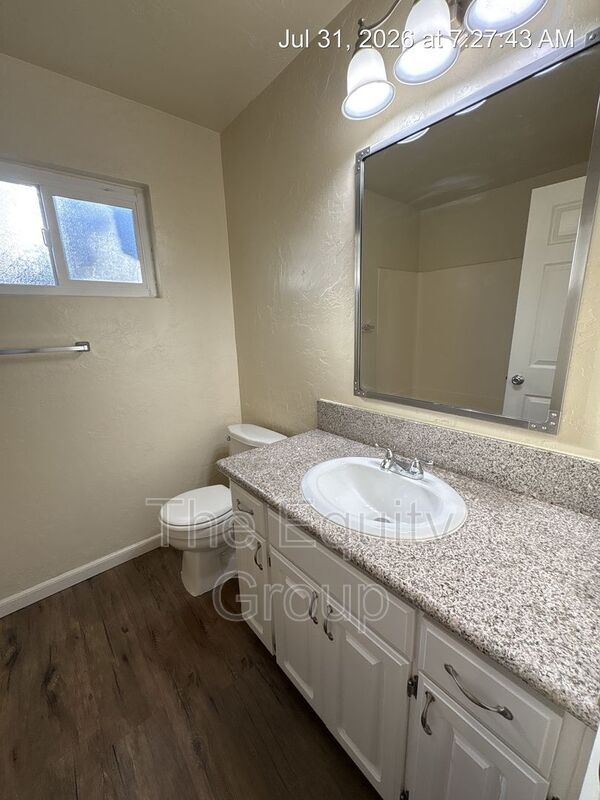 Building Photo - 547 E Tulare Ave