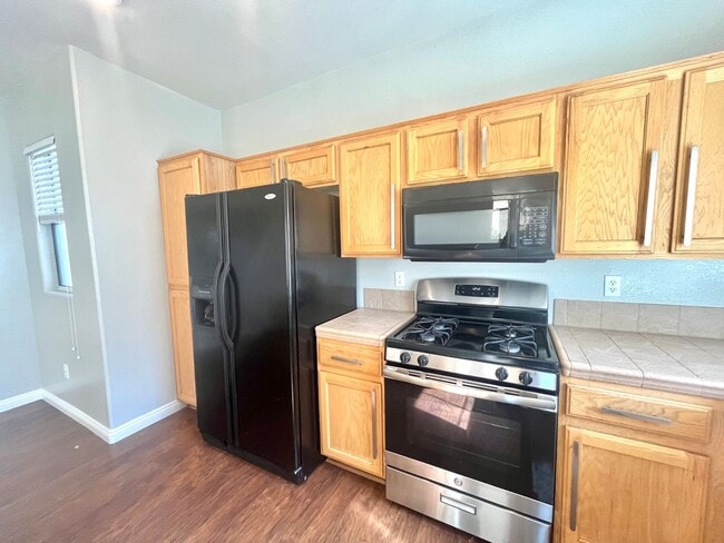 Building Photo - **$800 OFF MOVE IN BY 11/14/25**Spacious T...