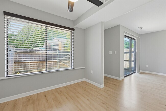 Building Photo - 167 Greenbrook Dr