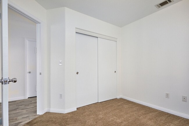 Building Photo - 3 BEDROOM BARSTOW HOME