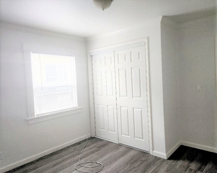 Building Photo - 1241 E 80th St