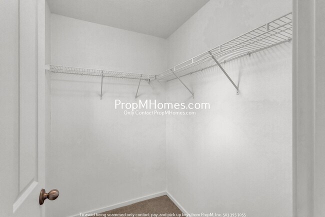 Building Photo - Spacious Townhome in Tanasbourne!