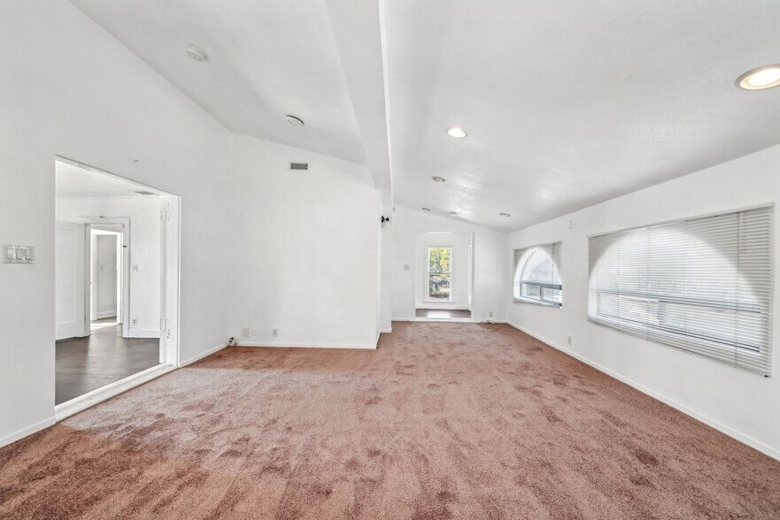 Building Photo - 3098 N Arrowhead Ave