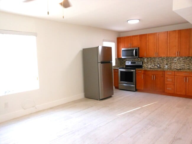 Building Photo - 221 SW 9th Ave