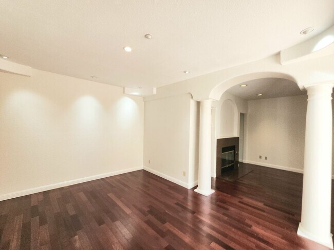 Building Photo - Spacious 3 bedroom condo