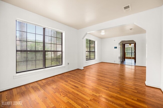 Building Photo - Check Out this 2 bed 1 bath in Alexandria