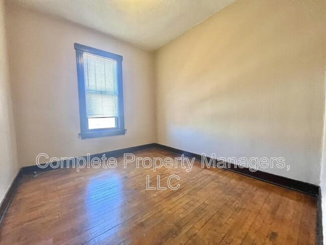 Building Photo - 325 E Washington St