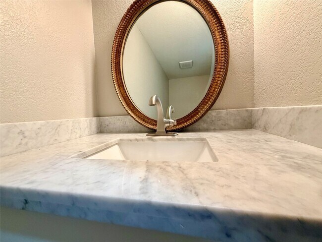 Building Photo - 811 Threadneedle St