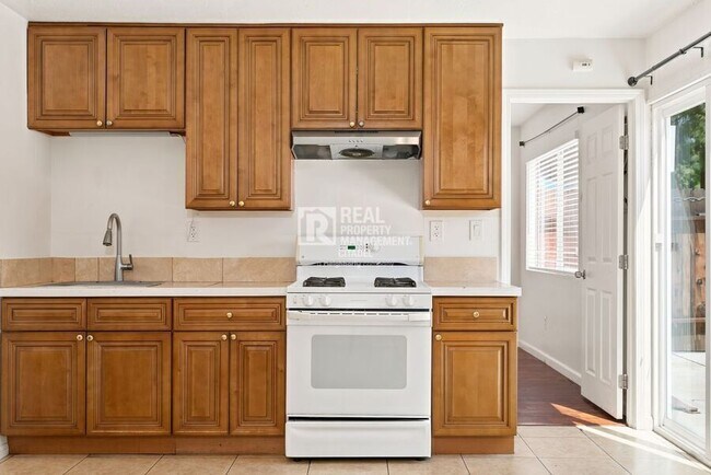 Building Photo - 3009 Canyon Crest Dr