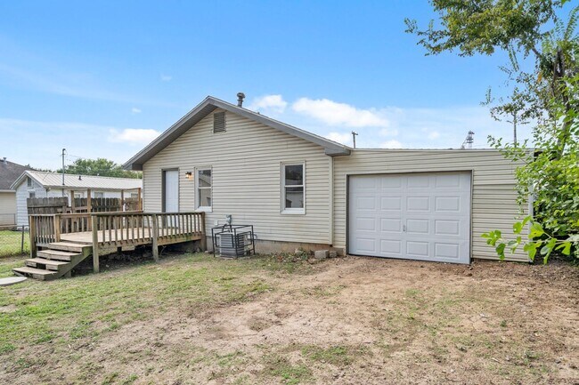 Building Photo - Charming and remodeled 2 Bed | 1 Bath Home...