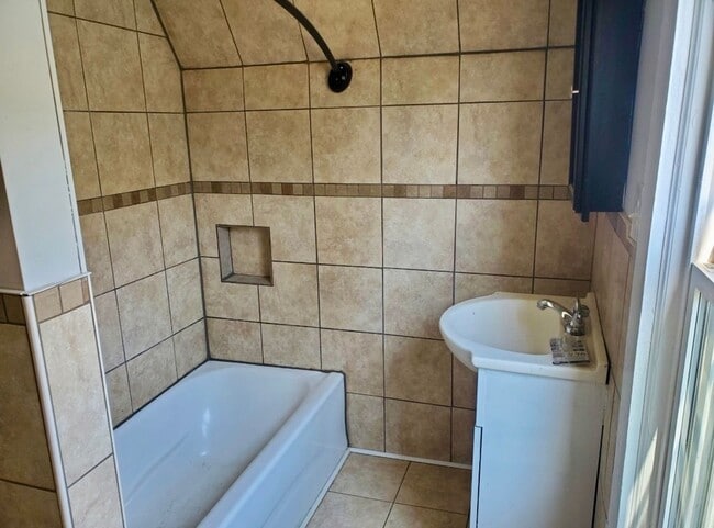 Building Photo - Newly Remodeled City 3-Bedroom Single Family Home