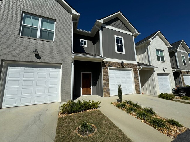 Building Photo - NEW 3/2.5 Gaited Townhouse in Downtown Rom...