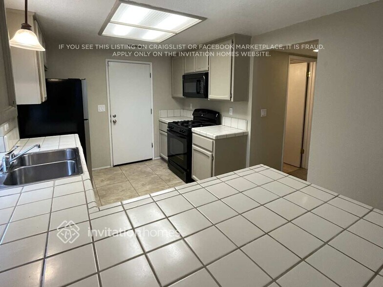 Building Photo - 3704 Pinehill Way