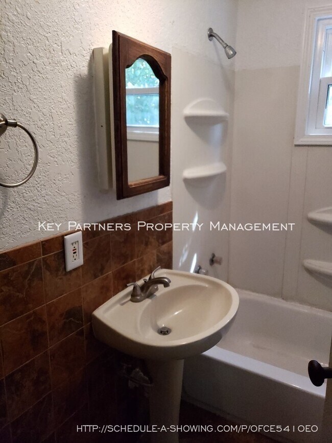 Building Photo - 7809 Madison Ave - Cute!