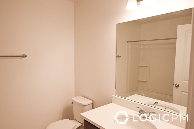 Building Photo - Stunning Townhome In Excellent Location!
