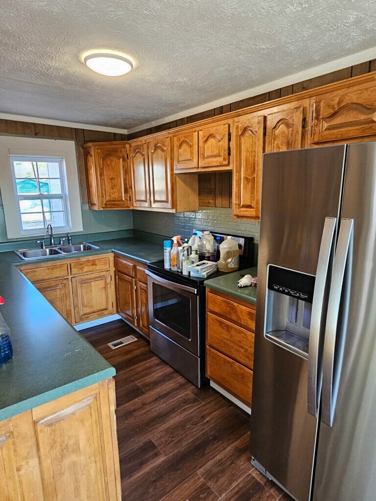 Building Photo - 560 Robinson Dr