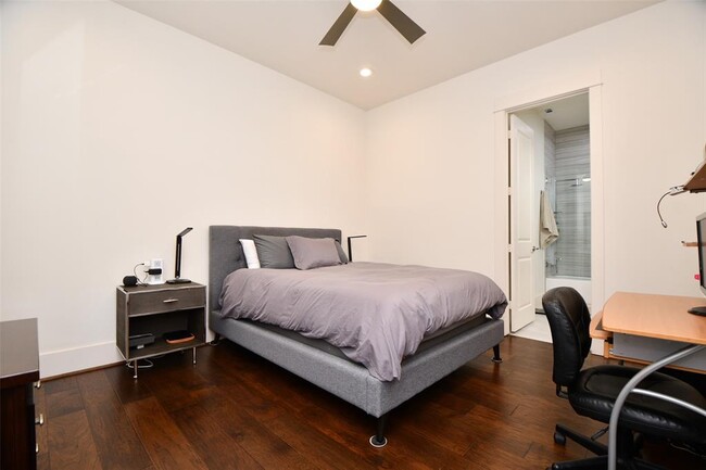 Building Photo - 3203 Blue Bonnet Blvd