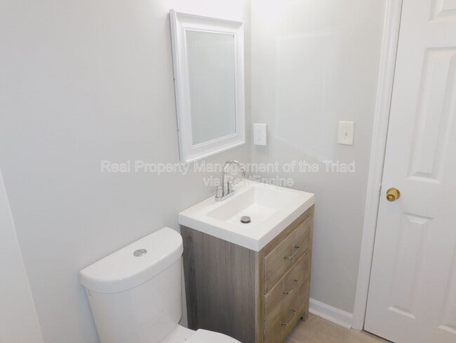 Building Photo - 406 Mason St NE