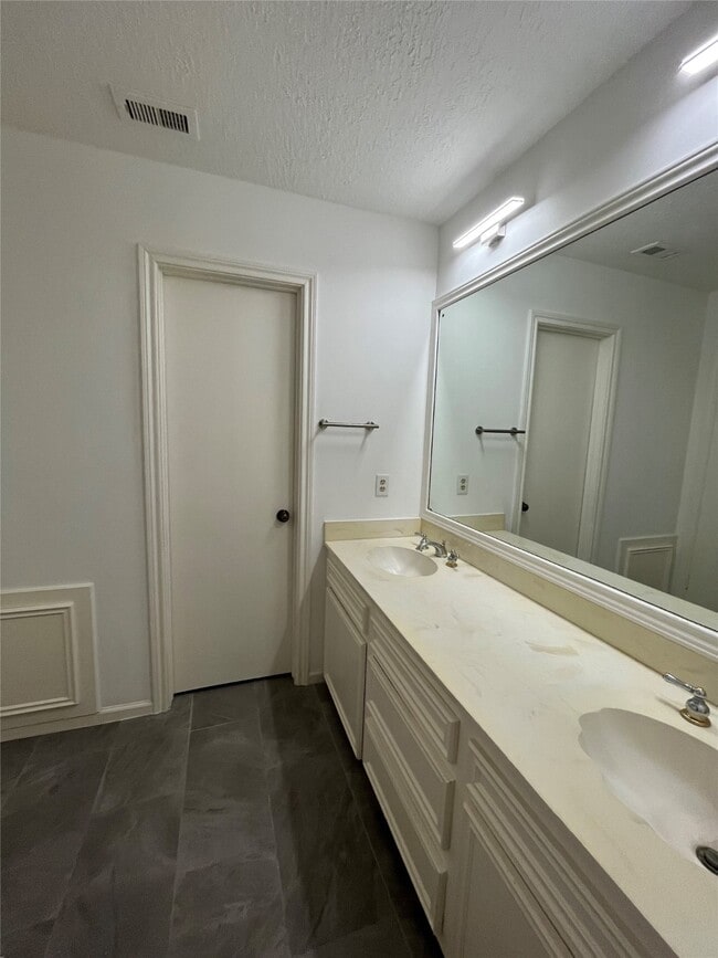 Building Photo - 2115 Redcliff Dr