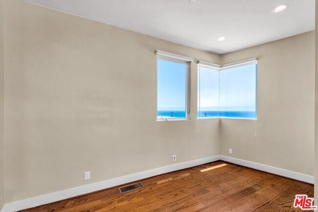 Building Photo - 308 Gull St